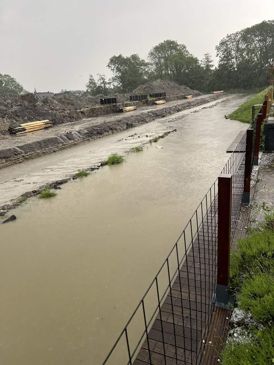erikkoomen's tweet photo. Grote hoeveelheid water in de wijk. Binnen 5 minuten na stoppen afgevoerd. #wateroverlast https://t.co/FxiASITwAS
