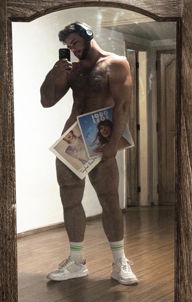 dolfer_'s tweet photo. the pop bible is heavy 🌟 https://t.co/RFNPotzZ11
