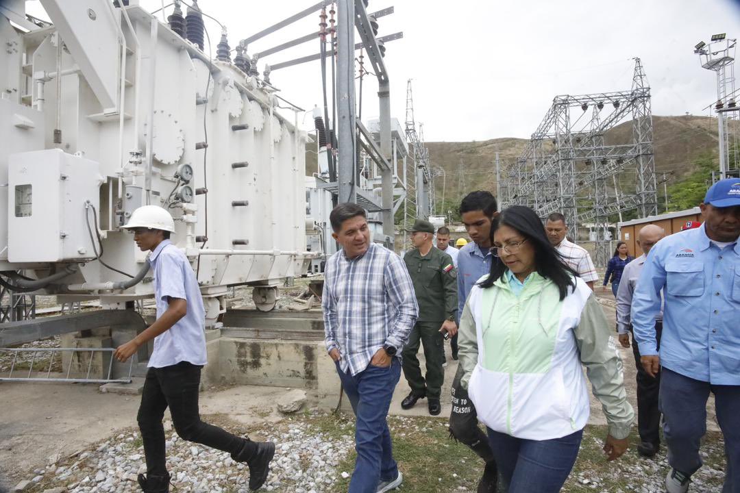 Acompañamos al Ministro de Energía Eléctrica G/D Jorge Márquez a inspeccionar las Subestaciones de Servicio Eléctrico La Horqueta y la Villa 1, como lo ha orientado nuestro Presidente <a href="/NicolasMaduro/">Nicolás Maduro</a> 

¡Seguimos Trabajando! 🙏🏻🌸