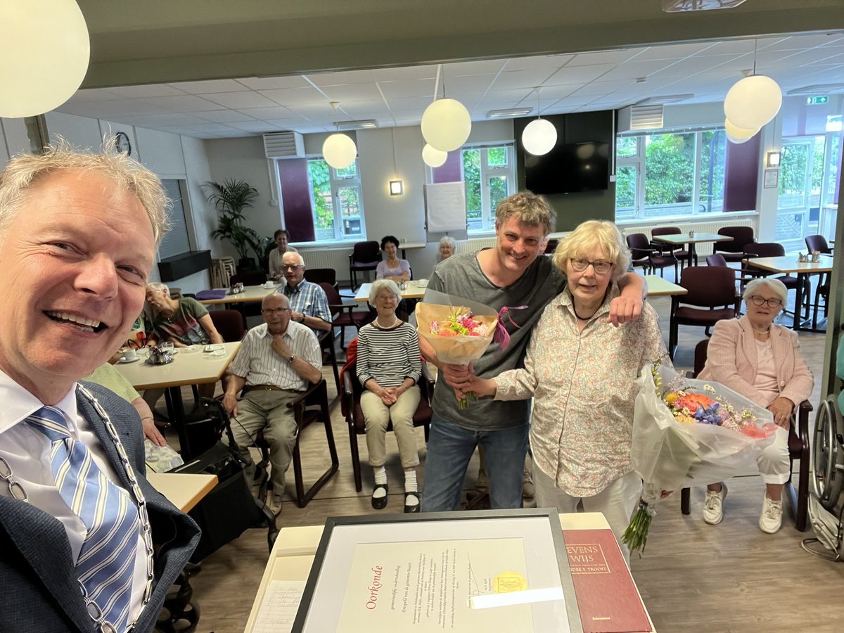 Burgemeester Röell (@bmbaarn) on Twitter photo De gemeentelijke erespeld uit mogen reiken aan mevrouw Helga Hulst. Zij nam afscheid als bestuurslid van PCOB Baarn waar zij z’n 30 jaar actief is geweest. Naast heel veel andere vrijwilligers bezigheden. Een zeer terechte erkenning. Hier op de foto met trotse zoon <a href="/ericlorier/">Eric Lorier</a> De gemeentelijke erespeld uit mogen reiken aan mevrouw Helga Hulst. Zij nam afscheid als bestuurslid van PCOB Baarn waar zij z’n 30 jaar actief is geweest. Naast heel veel andere vrijwilligers bezigheden. Een zeer terechte erkenning. Hier op de foto met trotse zoon <a href="/ericlorier/">Eric Lorier</a>