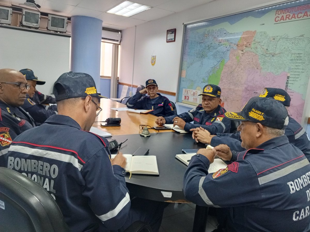Me encuentro con el Estado Mayor Bomberil, desde la sede del Cuartel Central del Cuerpo de Bomberos de Caracas, en mesa de trabajo, revisando temas de interés, planes y operatividad de nuestra institución. #VenezuelaSeCrece