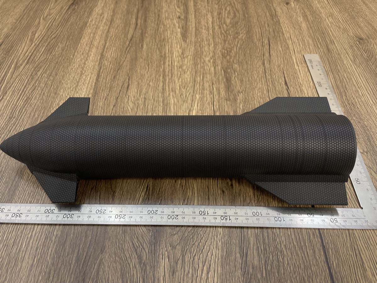 tsuki_sama__'s tweet photo. Our smooth version Starship model of Ship24. You can see the details clearly on the ruler picture! Especially on heat shield, the expression of it is so incredible! The width of every gap between two tiles is just 0.16mm (0.0063inch)!
#SpaceX #Starship #ship24 #Starbase #rocket https://t.co/z8GUOEliNo