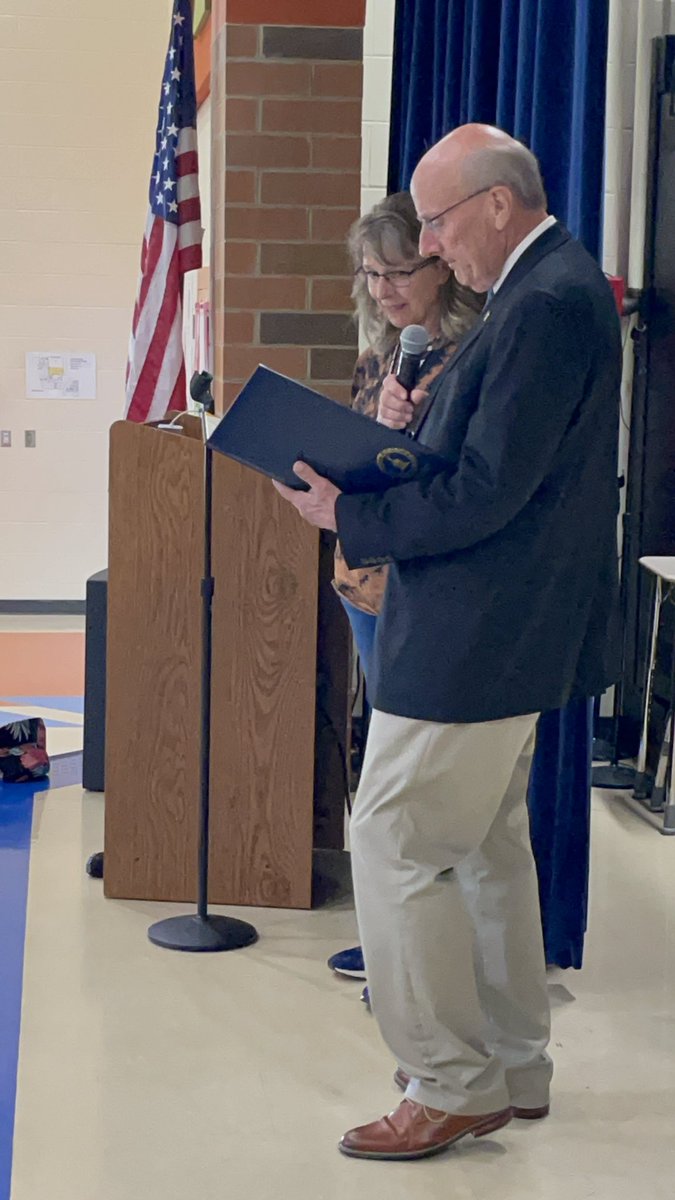 LNPrincipalHCSD's tweet photo. Thank you @mayormoeller for honoring @Hamilton_LN retiree, Lynn Williams for her 39 years of service to @Hamilton_CSD &amp; 37 years in Lindenwald!! May 22nd has been declared Lynn Williams day!! We are so proud of you Mrs. Williams and so thankful for your service 🐆💙🐾 https://t.co/upgnlJn9je