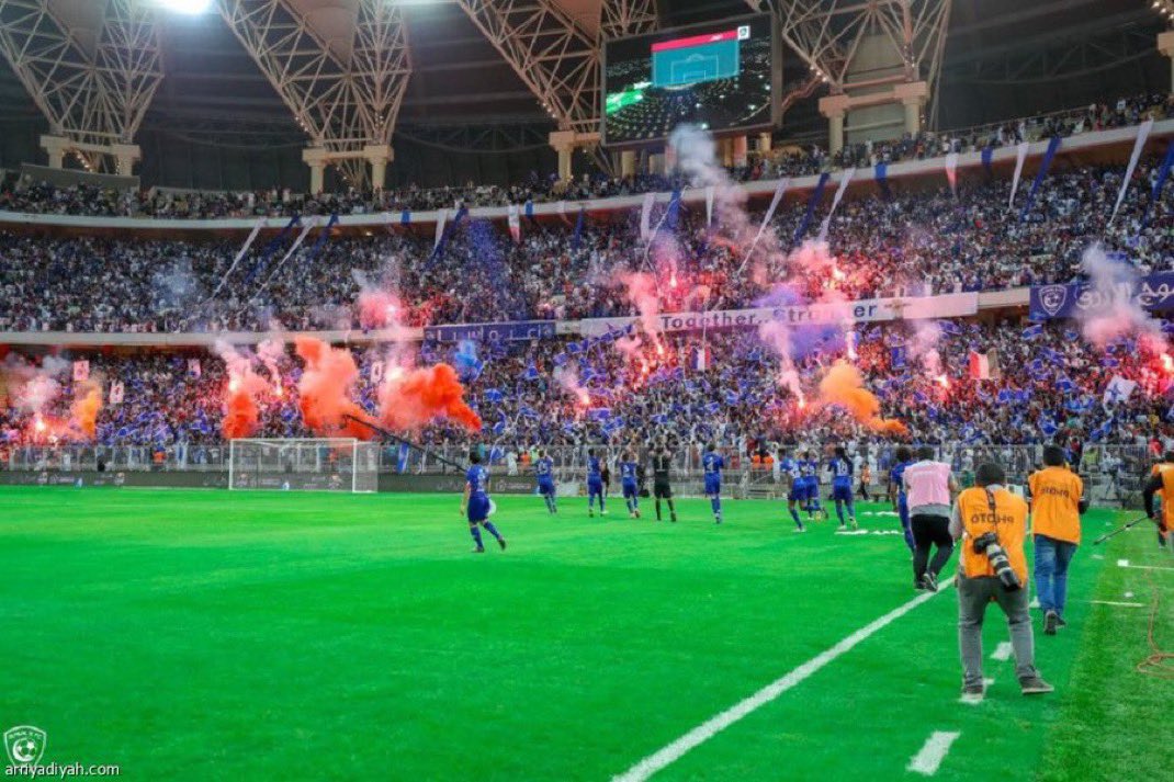 هاشتاق متداول من جمهور الهلال الآن! 🔵🏟️ #نقل_التتويج_للجوهره_مطلب