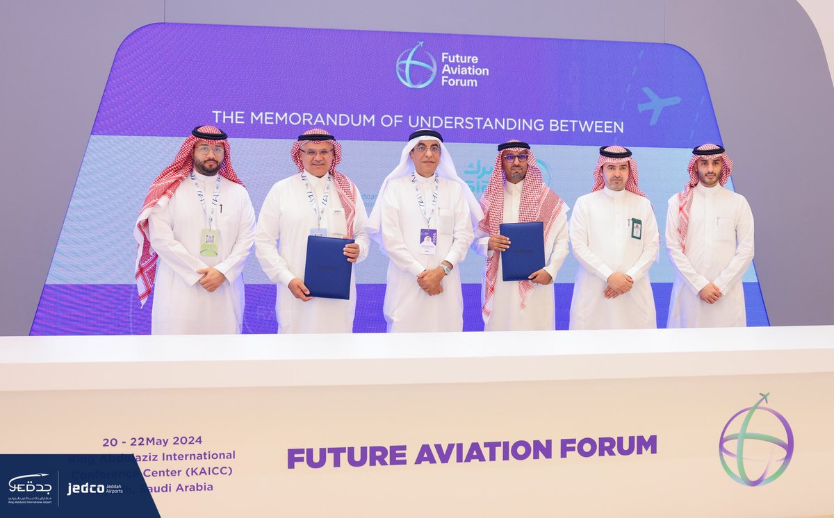 📷|
لتعزيز الاستدامة البيئية بالمطار؛
توقيع مذكرة تفاهم بين #مطارات_جدة والشركة السعودية الاستثمارية لإعادة التدوير #سرك، لبحث فرص إعادة تدوير المخلفات والمواد في #مطار_الملك_عبدالعزيز. 

مثّل #مطارات_جدة الرئيس التنفيذي 
م. مازن جوهر، كما مثل #سرك م. حسن العمري، رئيس تطوير