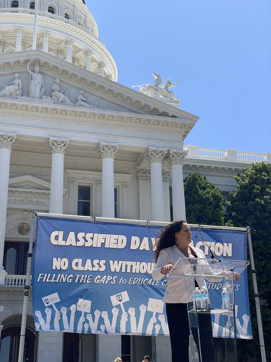@LorenaSGonzalez speaking in support of #classified staff with thr @CFTunion and @AFTunion . ¡Gracias for being a great labor fighter!