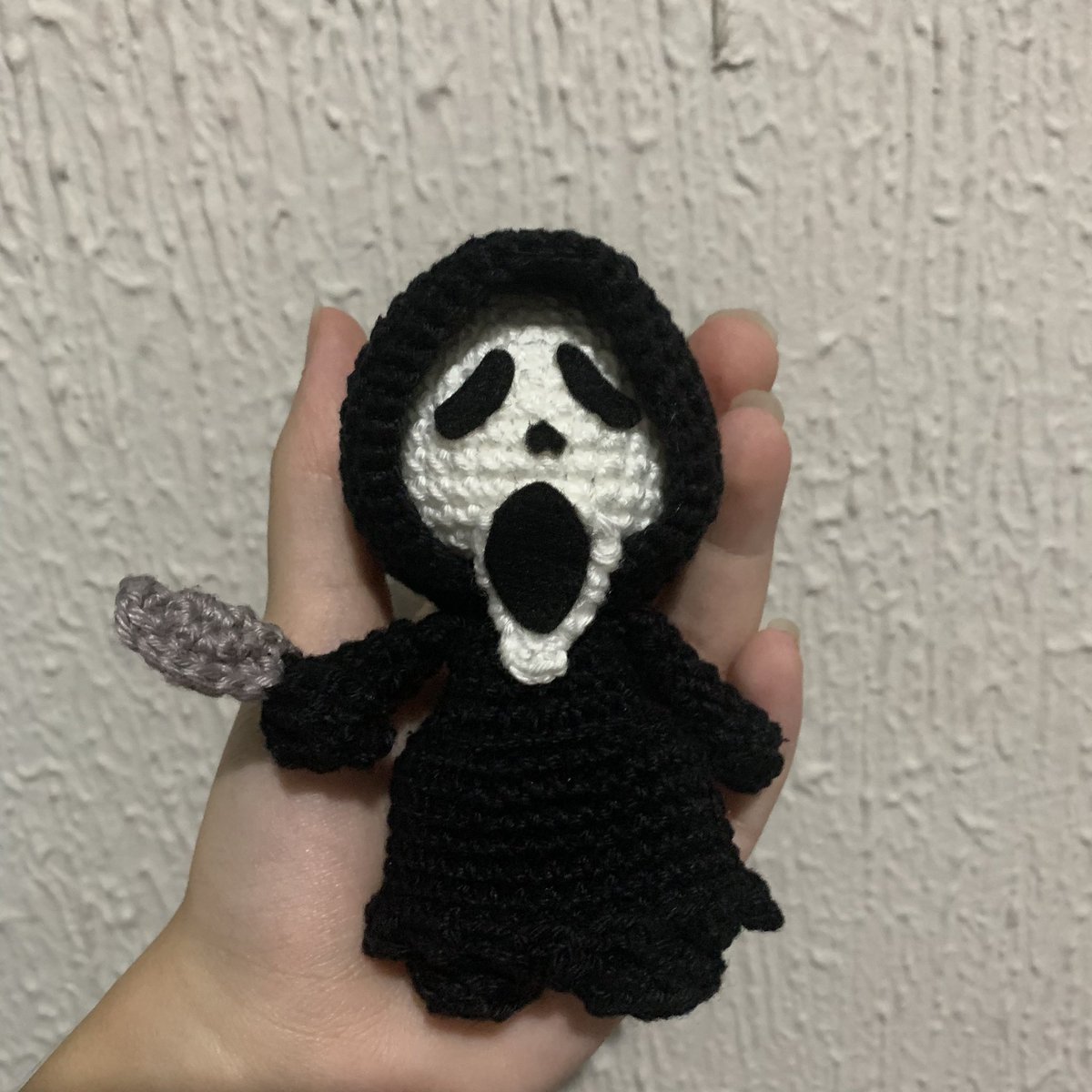 Fiz um ghostface de crochê e ele é tão fofinho mas pode te desviver