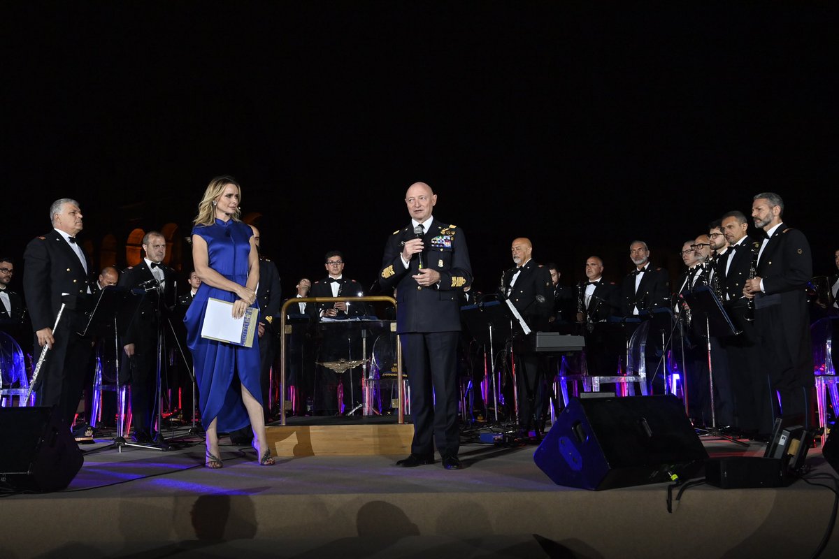 Il concerto della Banda Musicale dell'#AeronauticaMilitare "Melodie d'autore in una sera di maggio" si sta svolgendo questa sera al Parco Archeologico del Colosseo.
Sul palco anche il #CapoSMA Gen. S.A. Luca Goretti per un indirizzo di saluto
#Live ➡️ youtube.com/live/BtxDf7dMY…