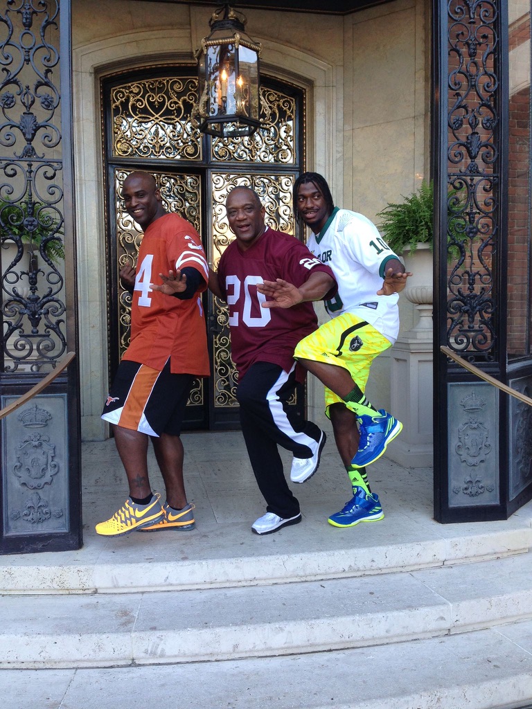 Happy Birthday to the 1998 Heisman Trophy winner @Rickthelaureate! Always great seeing you and @RGIII at the Heisman Ceremony. Enjoy your day brotha. #BillySims #MoreThanATrophy @TexasFootball @OUBarstool @OU_Alumni