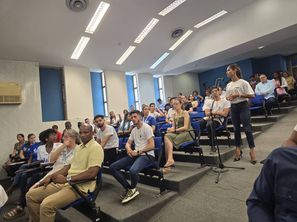 Emotivo encuentro del presidente @DiazCanelB con un grupo de jóvenes que manifestaron la importancia de aplicar la ciencia y la innovación como una vía de salir de la situacion actual y desarrollarnos.#CubaEsCiencia