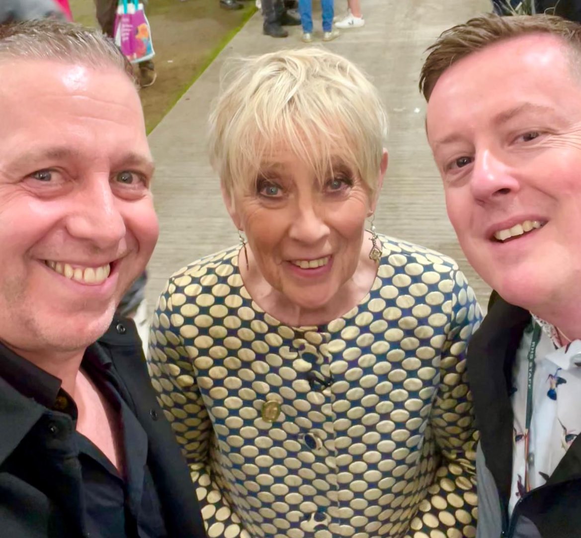 MANCTHEATRICAL's tweet photo. @MANCTHEATRICAL was lucky to attend the RHS CHELSEA FLOWER SHOW Today. We had a ‘BLOOMI’N MARVELLOUS X6 HOURS!’ You may even catch us on @bbc today and later in the week with the garden gurus: @CarolKlein - #CHRISHULL - @GardenRescueBBC @Nicki_Chapman @bbc @The_RHS #JOESWIFT https://t.co/NUTfS2j4cw