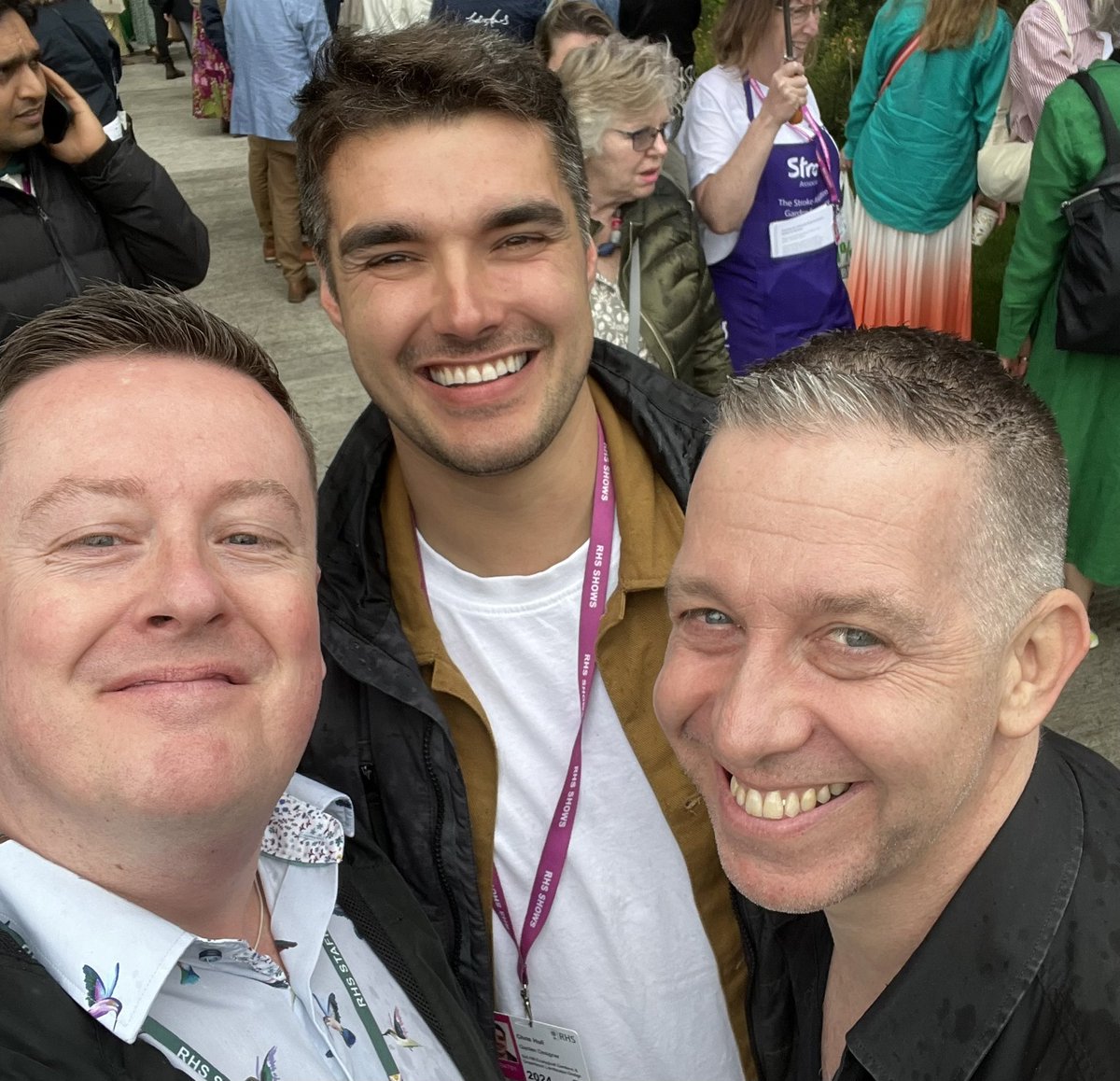 MANCTHEATRICAL's tweet photo. @MANCTHEATRICAL was lucky to attend the RHS CHELSEA FLOWER SHOW Today. We had a ‘BLOOMI’N MARVELLOUS X6 HOURS!’ You may even catch us on @bbc today and later in the week with the garden gurus: @CarolKlein - #CHRISHULL - @GardenRescueBBC @Nicki_Chapman @bbc @The_RHS #JOESWIFT https://t.co/NUTfS2j4cw