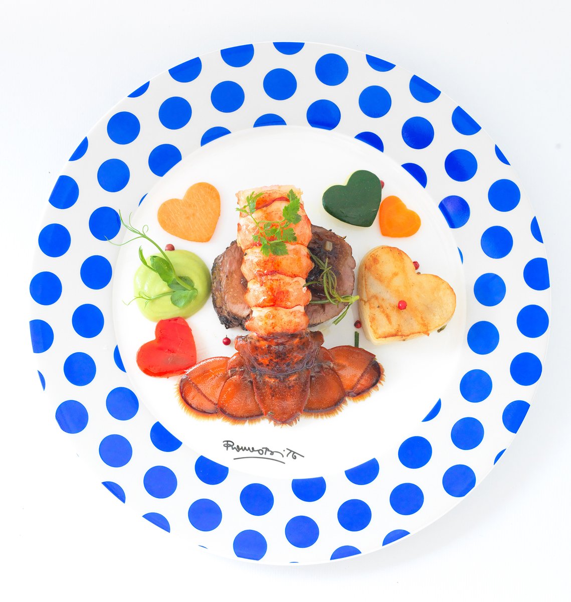 Love by Britto is the ultimate fusion of art and cuisine. ✨ @RomeroBritto's vibrant art meets @SodaminRudi's culinary genius aboard #SunPrincess. 🥰 This unique collaboration celebrates love in every bite and brushstroke, offering a feast for the eyes and the palate. #ILoveThis