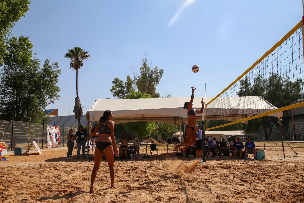 uanl's tweet photo. ¡Campeonas del voleibol de playa femenil! 🏆 ⛱ El equipo conformado por Katherine Albarrán y Evelyn Ramos, alumnas de #FACDYC, así como por Ivette Carrillo de @FASPYN_UANL, vencieron al #ITESM Campus Chihuahua en la final de su disciplina y se quedaron con la medalla de oro. https://t.co/f4VW9FPUZZ