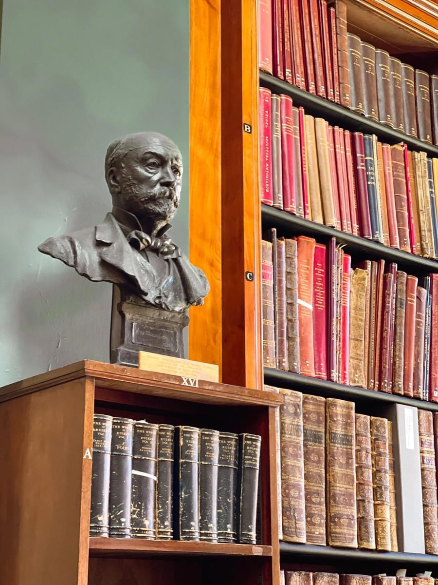 There is a Fiu retro library in London that many people have never been to‼️