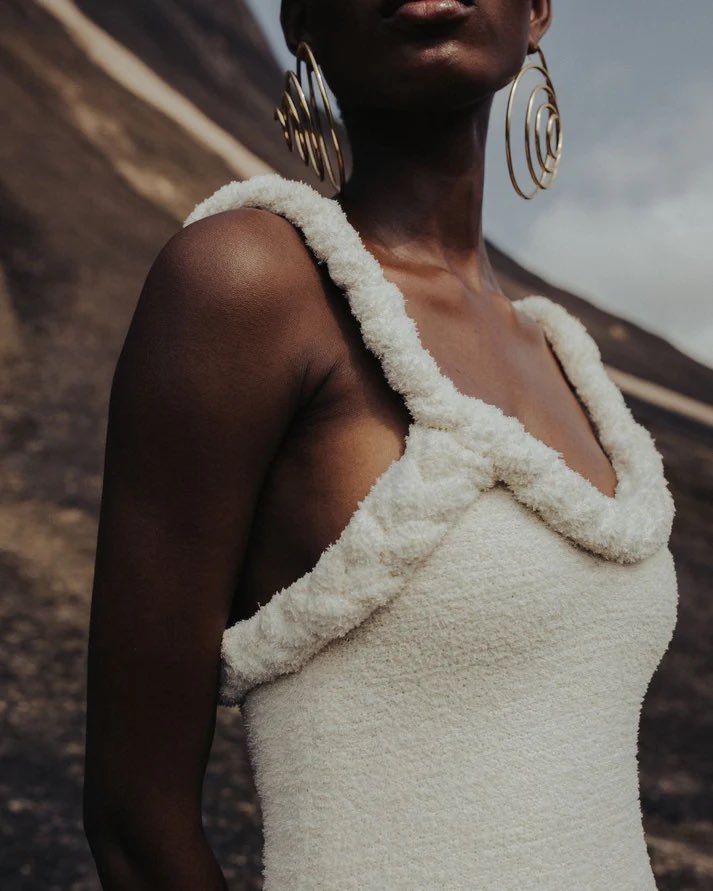 “In African culture, hair is a crowning glory, symbolizing creativity and storytelling through intricate braids.”

KÌLÈNTÀR presents their new capsule collection “A Braided Dream”, now live. #FashionResource 

Suku Dress