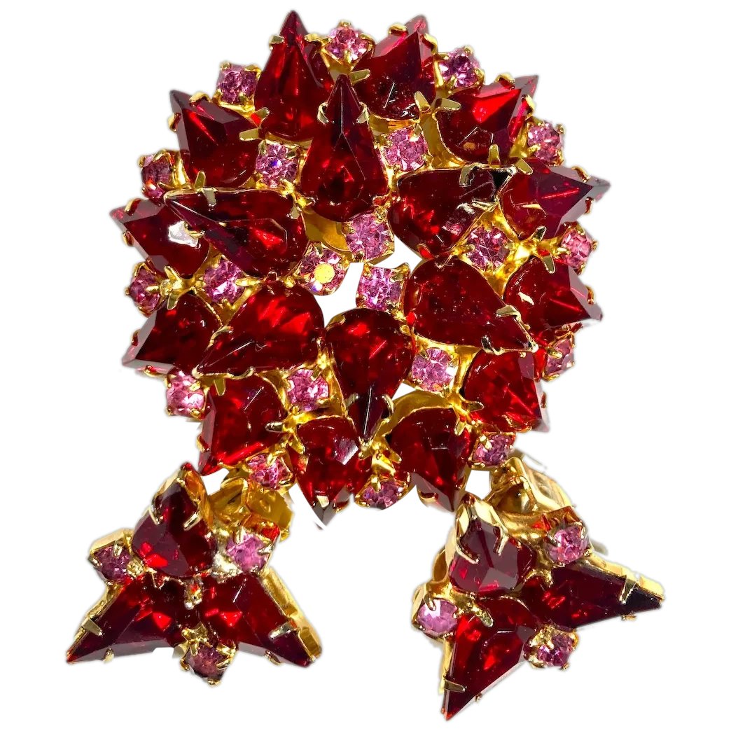 Dimensional Ruby Red and Pink Prong Set Rhinestones Brooch Clip On Earrings Set #rubylane #vintage #retro #rhinestones #brooch #earrings #set #vintagejewelry #giftideas #jewelryaddict #vintagebeginshere #fashionista #diva rubylane.com/item/136230-E1…