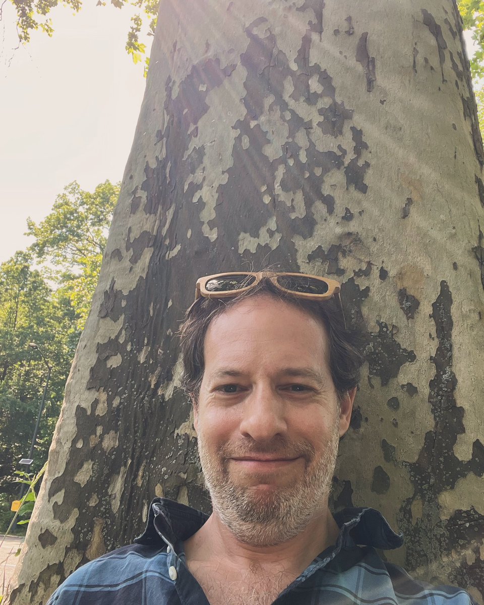 Shout-out to the best 🌳 on the planet. About 15 yrs ago, I discovered a tree in Central Park where I’ve written all my 📚 and when the weather is finally nice, it’s ON.