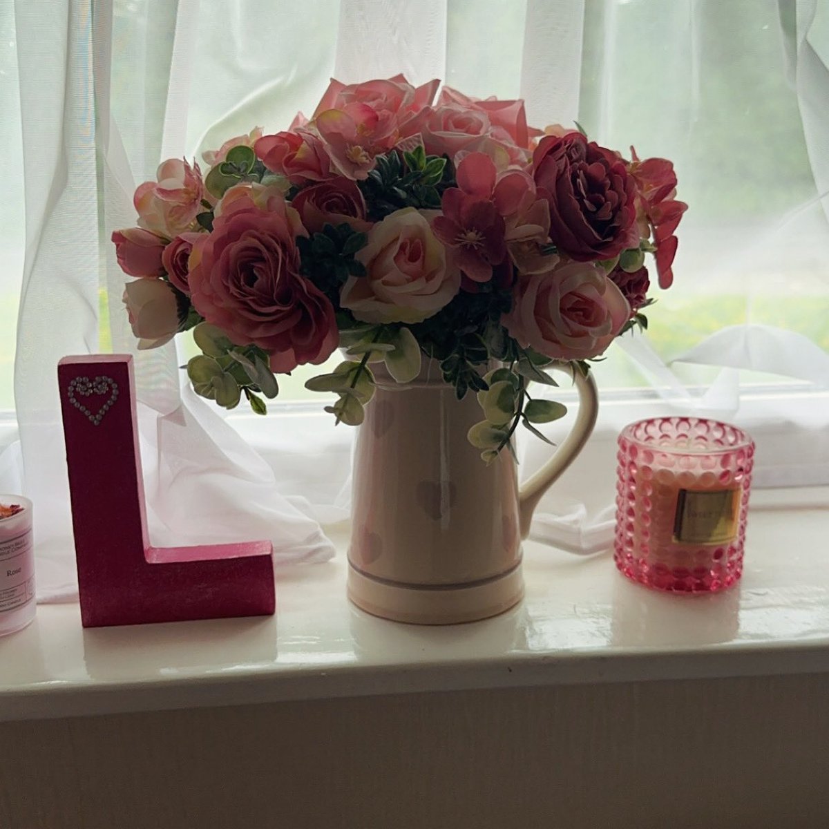 Today’s reason to smile………love these flowers in my jug, brought for crafting but I think they’re staying here #PinkPalace #Flowers #Roses #Crafts #Pretty #ArtyCrafty xxx