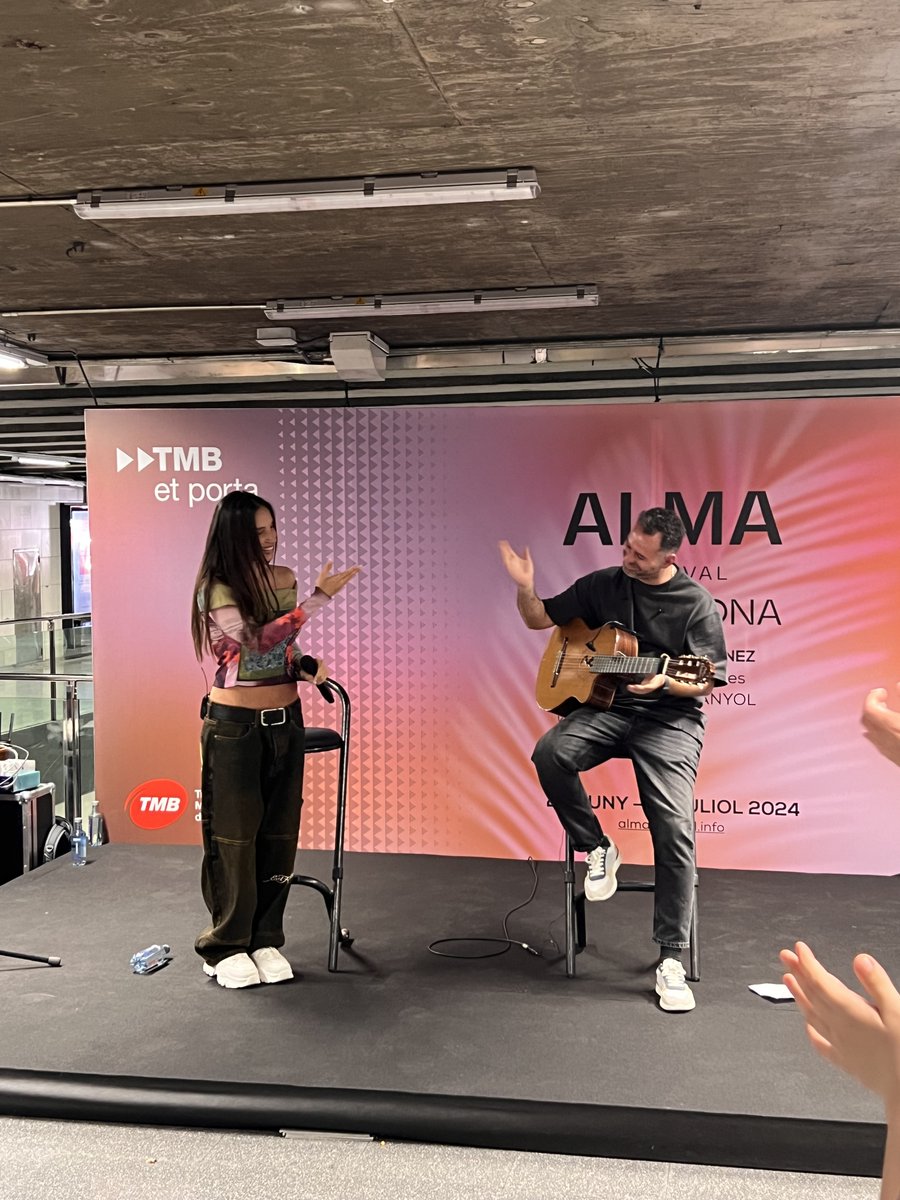 El equipo de EnPlatea acudió ayer al mini-concierto sorpresa de @IndiaMartinez que @alma_festival realizó en el intercambiador del metro de Plaza Universidad en #Barcelona enplatea.com/?p=40378 @TMB_Barcelona