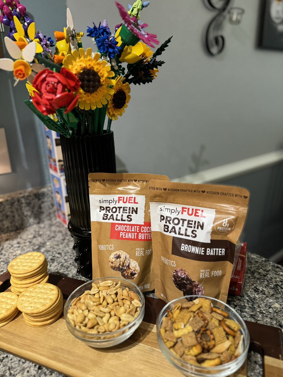 crheinha's tweet photo. Thank you @tryazon @simplyfuel and @costco for allowing us to host a #simplyfuel #proteinballs party!  We were able to try out the Brownie Batter and Chocolate Coconut Peanut Butter. These quick snacks are made with simple ingredients and have 8g of protein per serving https://t.co/OAvt03ujX2