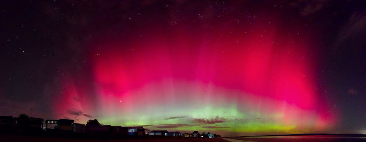 pteropid's tweet photo. I finally got around to stitching together the #AuroraAustralis panorama from Lang Lang beach in Victoria Australia. It's not perfect, but you get the idea 🙂 #AURORA https://t.co/cUnllL32Xg
