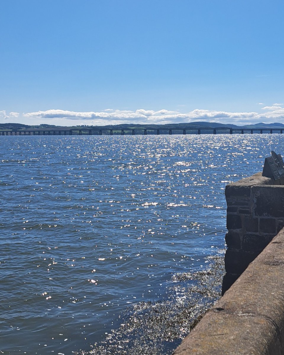 🏴󠁧󠁢󠁳󠁣󠁴󠁿🌊🌁 Although we are set to be battered by rain tomorrow, I have to say how absolutely stunning it was yesterday! The weather was gorgeous and I took in the bonnie views of the Tay! Lovely! One of the best views we have! #Dundee