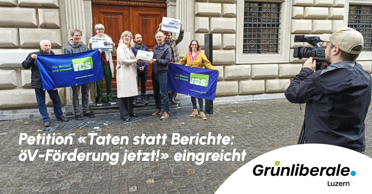 Der öffentliche Verkehr soll mehr Platz und mehr Geld bekommen, damit die Busse rasch, zuverlässig und in einem attraktiven Takt unterwegs sind.🚎🌱
Das fordern in der vom VCS Luzern lancierten Petition «Taten statt  Berichte: öV-Förderung jetzt!» 1332 Luzernerinnen und Luzerner.