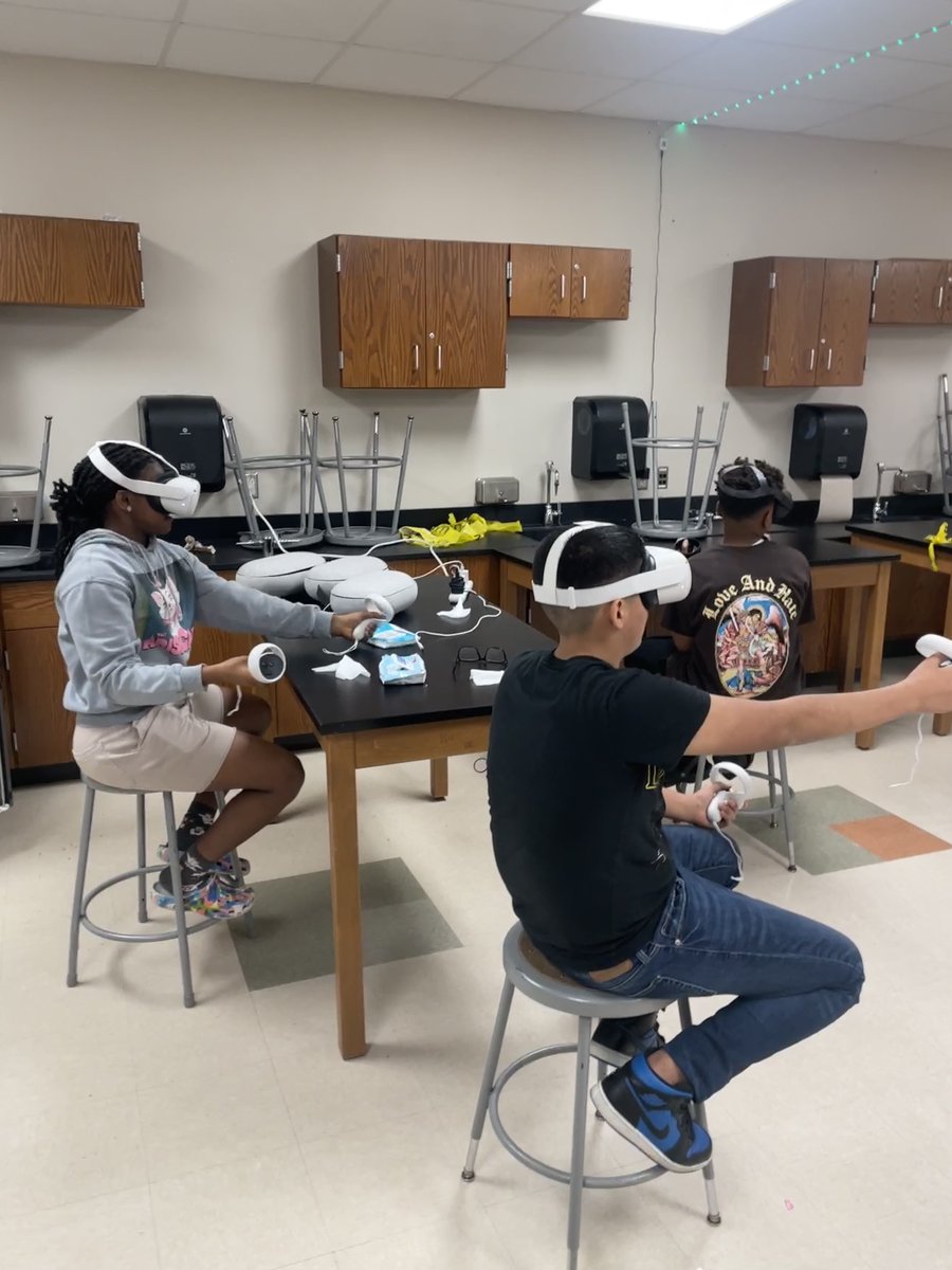 LibraryRpjh's tweet photo. Breaking out our new VR All-in-One devices for Mrs. Cromwell's science classes today. Had fun swimming about with lots of different sea creatures (dolphins, sharks, clown fish, etc.) #OceanRift #OculusQuestfun @RodeoPalms https://t.co/u035ypN8Ju