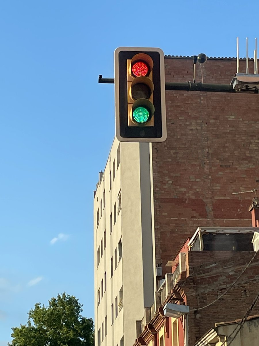 Als centres educatius parlem de la importància de l’educació del pensament crític o d’ensenyar a prendre decisions … Però a les escoles de semàfors de <a href="/Girona_Cat/">Ajuntament de Girona</a> també tenen feina a fer! Mireu el dilema d’un dels semàfors de la Carretera Barcelona!!!