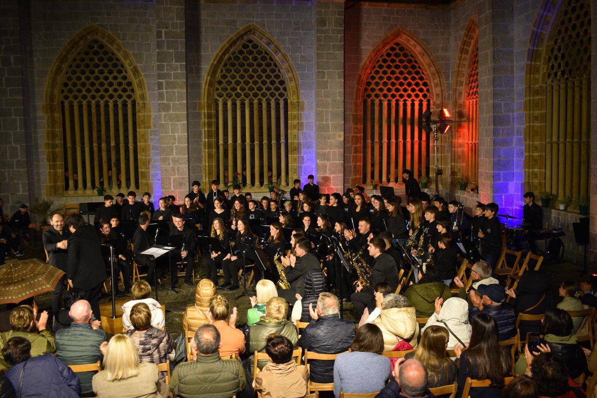 DebakoBanda's tweet photo. ❤️‍🔥❤️‍🔥 ESKERRIK ASKO Debarren eguneko kontzertura etortzeagatik!! 🎺🎷🥁

👩🏻🧑🏼 Banda gazteko musikariekin batera eskaini genuen emanaldia, eta argi ikusi zen bandaren harrobia sasoi onean dagoela!! 💪🏻🎵🎶 https://t.co/gSxLnyk23t