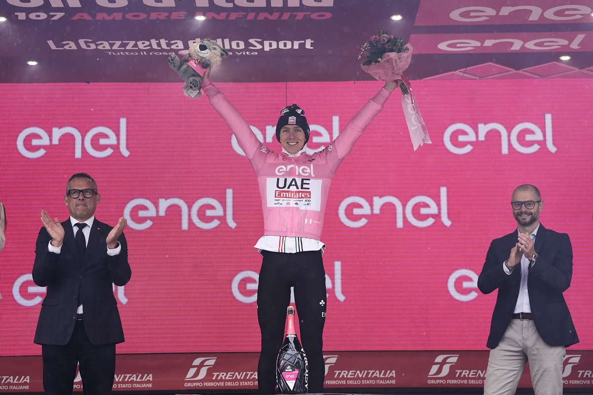 LA MAGLIA ROSA TADEJ POGACAR VINCE LA SEDICESIMA TAPPA DEL GIRO D’ITALIA bikenews.it/it/giro-ditali…
