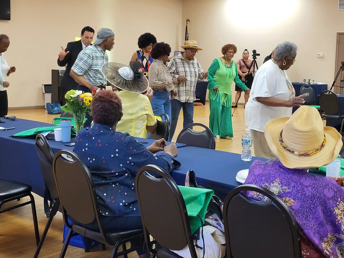 Div. of Aging Svcs. staff were happy to share info about DoAS programs & services at today’s #OlderAmericansMonth Celebration at the Senior Services Center in Paterson. They joined Mayor Andre Sayegh who also provided remarks. Learn more about DoAS at aging.nj.gov