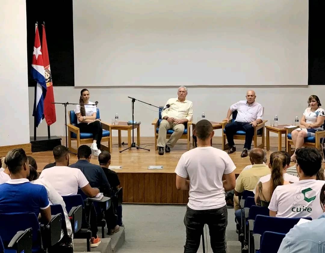 UJCdeCuba's tweet photo. AHORA👉 Acompaña e intercambia nuestro Presidente 
@DiazCanelB, con los jóvenes científicos e innovadores que participan en la constitución del Comité de Innovación Juvenil, que sesiona en la tarde de hoy.
#UJCdeCuba 
#BTJ 
#GenteQueSuman 
@MeyvisEstevezE https://t.co/cwzoVW16kH
