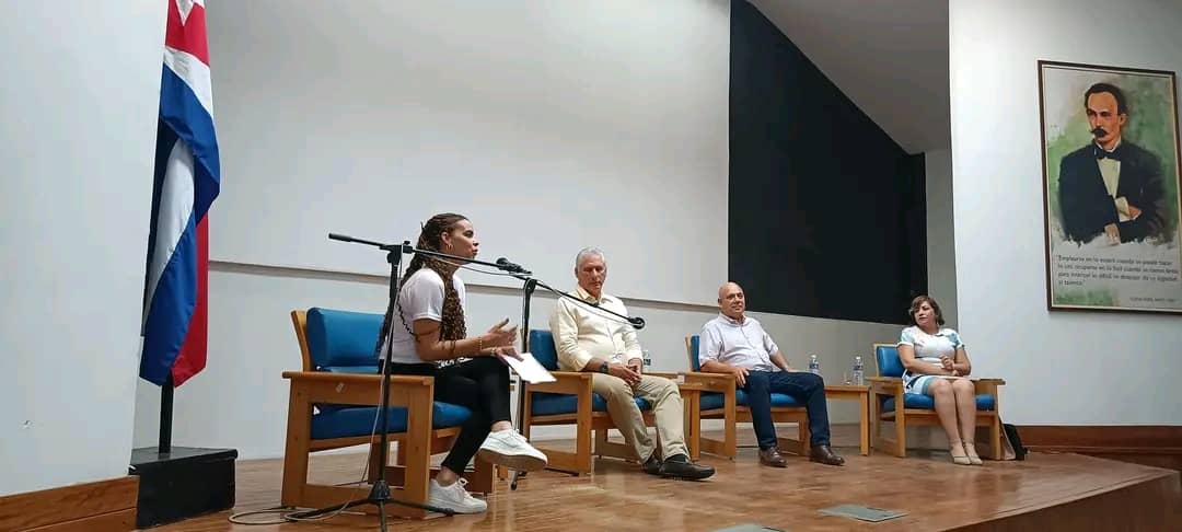 UJCdeCuba's tweet photo. AHORA👉 Acompaña e intercambia nuestro Presidente 
@DiazCanelB, con los jóvenes científicos e innovadores que participan en la constitución del Comité de Innovación Juvenil, que sesiona en la tarde de hoy.
#UJCdeCuba 
#BTJ 
#GenteQueSuman 
@MeyvisEstevezE https://t.co/cwzoVW16kH