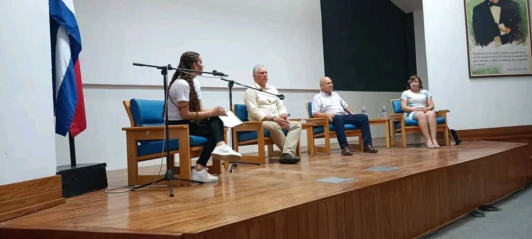 UJCdeCuba's tweet photo. AHORA👉 Acompaña e intercambia nuestro Presidente 
@DiazCanelB, con los jóvenes científicos e innovadores que participan en la constitución del Comité de Innovación Juvenil, que sesiona en la tarde de hoy.
#UJCdeCuba 
#BTJ 
#GenteQueSuman 
@MeyvisEstevezE https://t.co/cwzoVW16kH