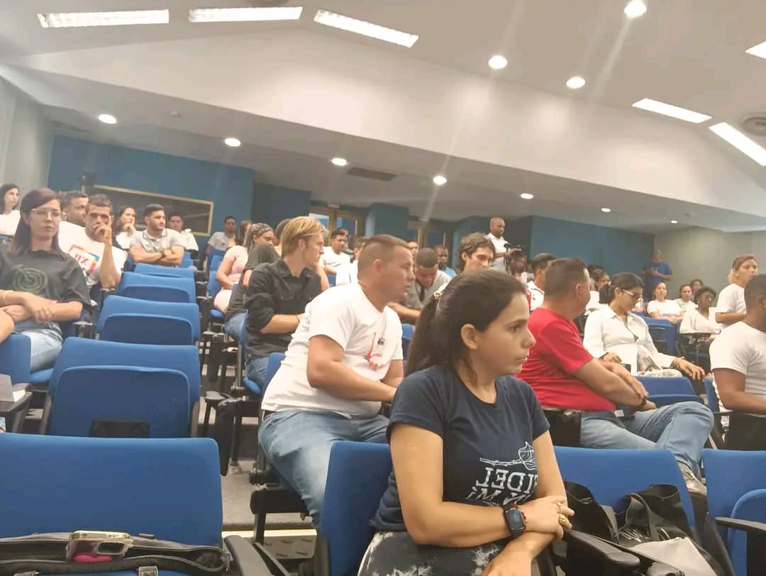 UJCdeCuba's tweet photo. AHORA👉 Acompaña e intercambia nuestro Presidente 
@DiazCanelB, con los jóvenes científicos e innovadores que participan en la constitución del Comité de Innovación Juvenil, que sesiona en la tarde de hoy.
#UJCdeCuba 
#BTJ 
#GenteQueSuman 
@MeyvisEstevezE https://t.co/cwzoVW16kH