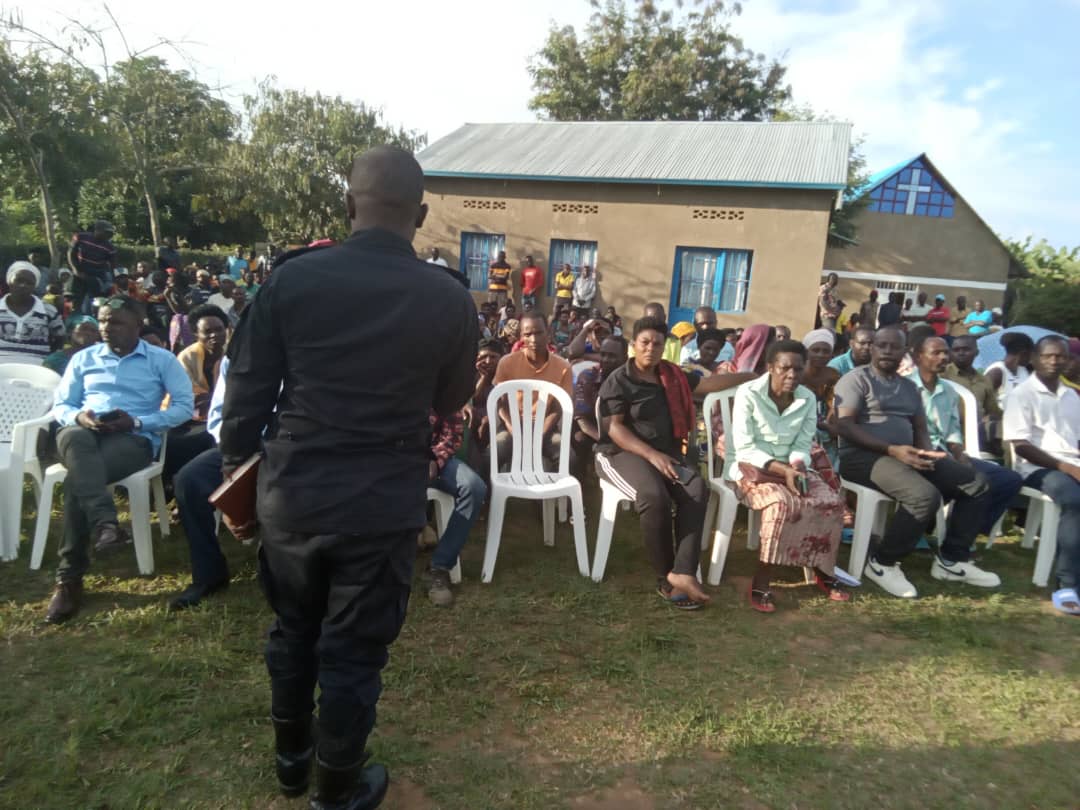 RilimaBugesera's tweet image. Inteko ni umusemburo! Iyi ni inteko rusange y'abaturage Akagari ka #Kabeza Umurenge wa @RilimaBugesera aho inzego z'ibanze n'iz'umutekano bayitabiriye bagacyemura ibibazo by'abaturage, hanaganiriwe ku ngingo zitandukanye zigamije gufasha abaturage kwikura mu bucyene.