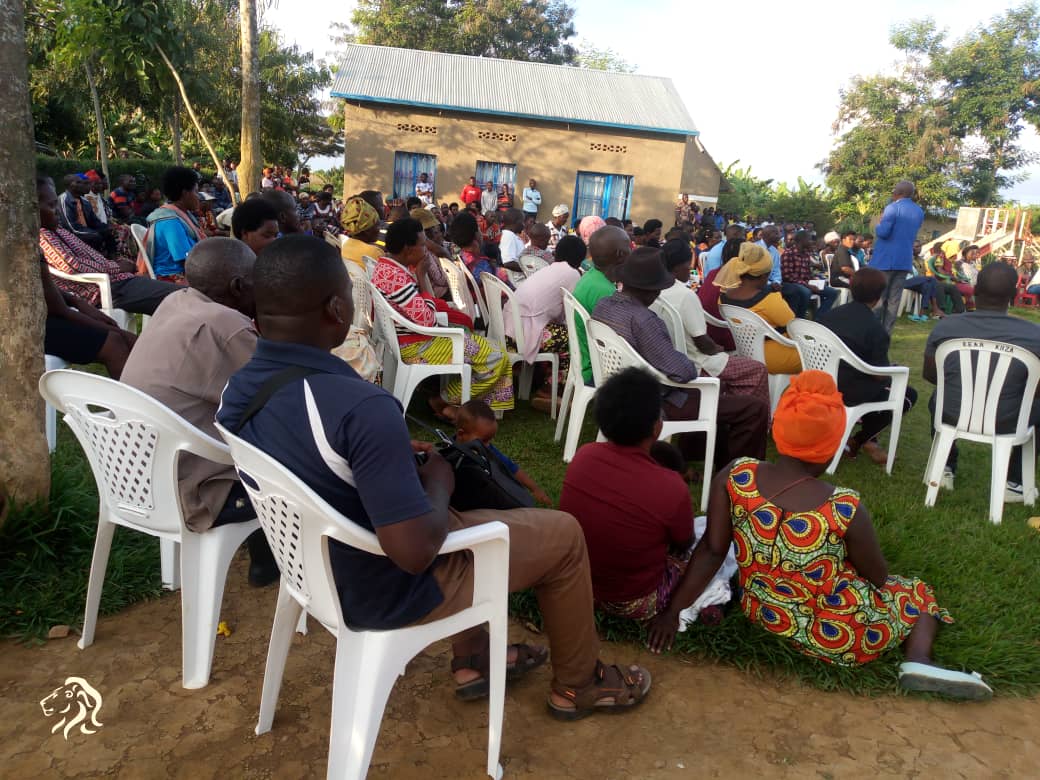 RilimaBugesera's tweet image. Inteko ni umusemburo! Iyi ni inteko rusange y'abaturage Akagari ka #Kabeza Umurenge wa @RilimaBugesera aho inzego z'ibanze n'iz'umutekano bayitabiriye bagacyemura ibibazo by'abaturage, hanaganiriwe ku ngingo zitandukanye zigamije gufasha abaturage kwikura mu bucyene.