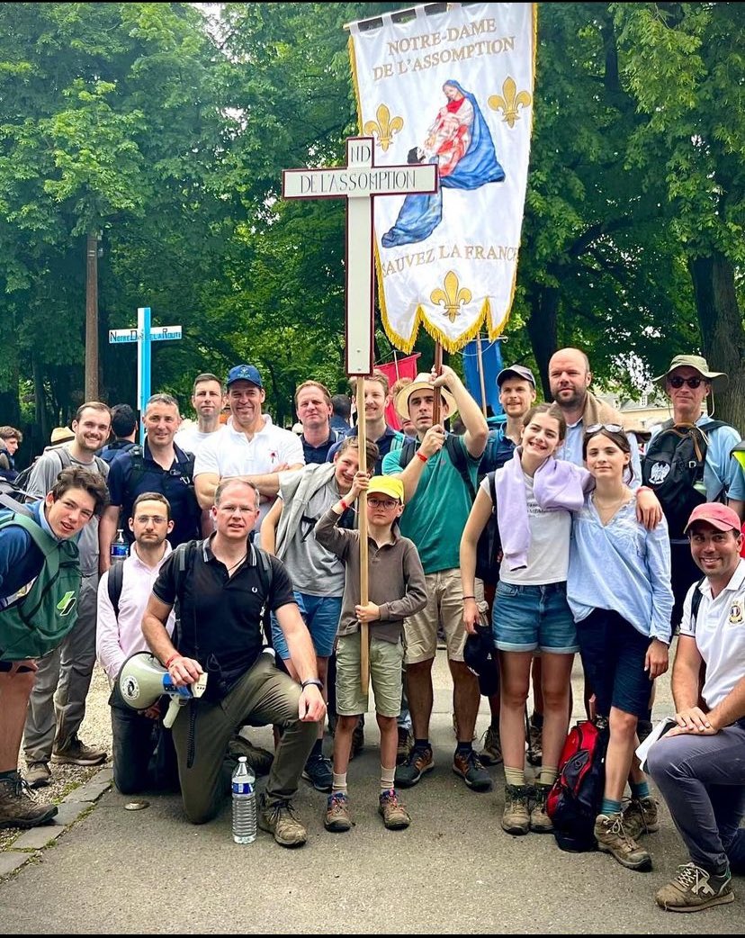 ActLegitimiste's tweet image. Prince des Lys et pèlerin de Dieu

Dans les pas de son père le Prince Alphonse, @louisducdanjou successeur au trône de France s'est rendu à l'appel de #Chartes 

C'est là aussi qu'Henri IV, dans une France encore déchirée, fut sacré roi de France en 1594

#Royaliste #Légitimité
