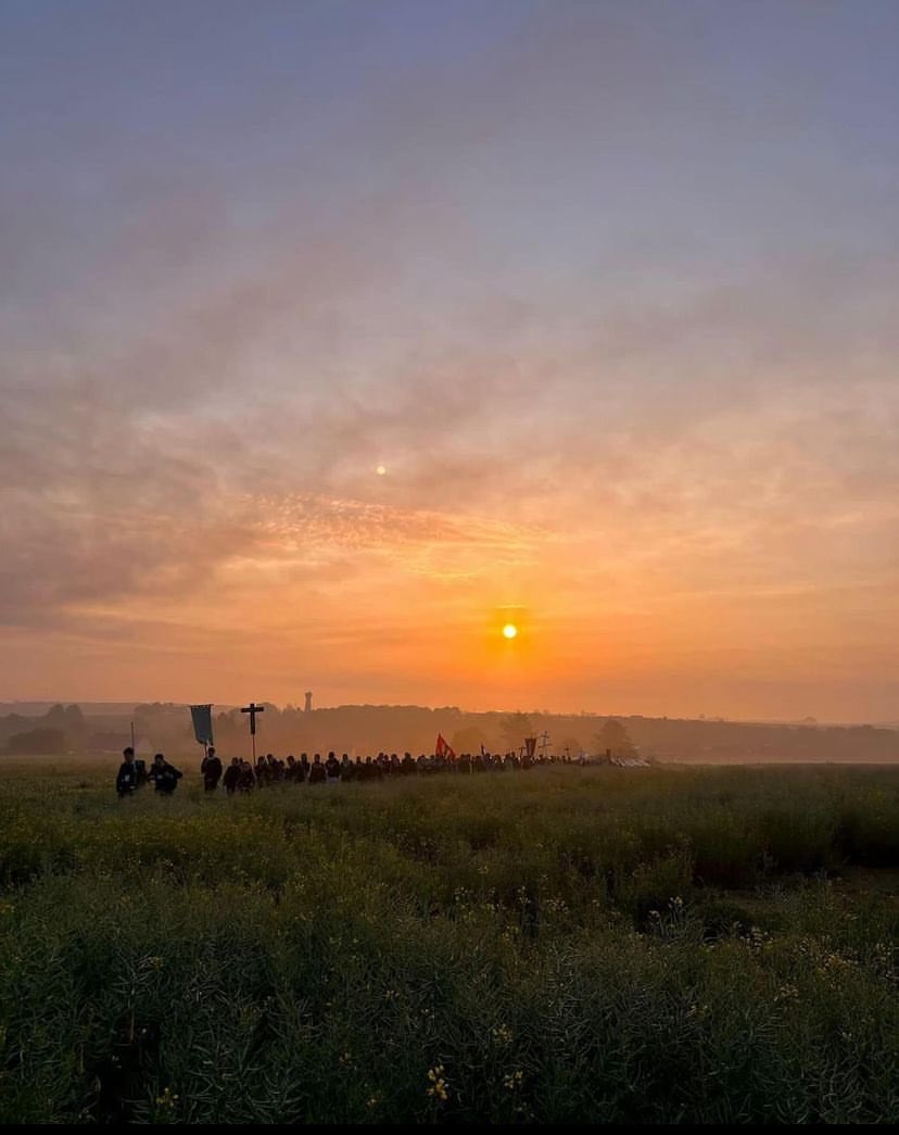 ActLegitimiste's tweet image. Prince des Lys et pèlerin de Dieu

Dans les pas de son père le Prince Alphonse, @louisducdanjou successeur au trône de France s'est rendu à l'appel de #Chartes 

C'est là aussi qu'Henri IV, dans une France encore déchirée, fut sacré roi de France en 1594

#Royaliste #Légitimité