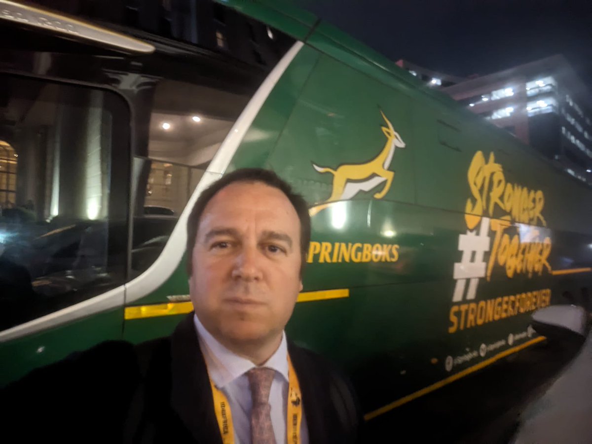 AlcobendasRugby's tweet photo. ❤️💚 Nuestro Santi Lago, jugador de los caballeros del C, está disfrutando de la compañía de los springbocks en Cape town... y aprovechando para captar nuevos granates 😅 #ARU https://t.co/P18W1IsRiZ