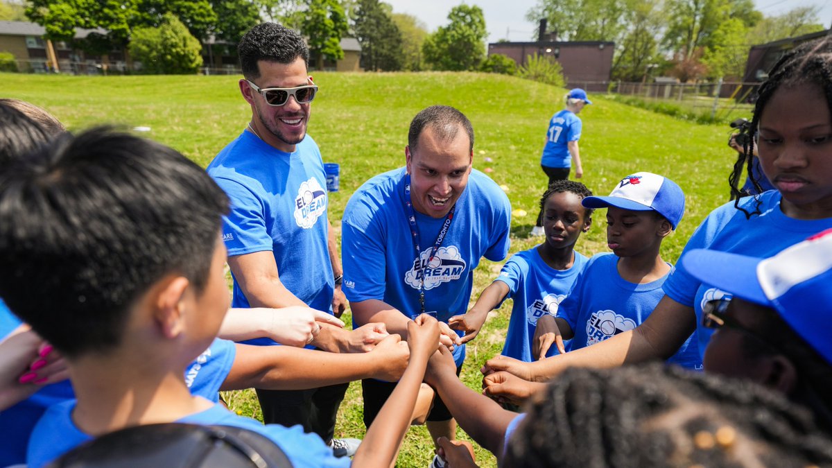 Wins on and off the diamond 💙 José Berríos visited Flemington Public School as part of his commitment to communities in 🇨🇦 and 🇵🇷 through the El Dream initiative!