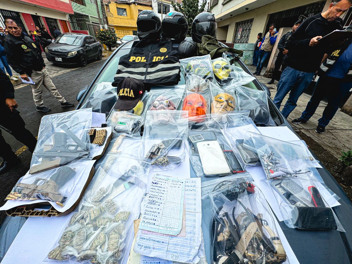 DirincriPNP's tweet photo. #EnEstosMomentos 🚨 | En trabajo conjunto, agentes de la #Divinrob y #Divicc con apoyo del grupo #Grecco, lograron la detención de un presunto integrante de la banda criminal Los Malditos del Norte, dedicados a perpetrar diversos delitos en Lima Norte. #DetectivesEnAcción https://t.co/GrdJdzV6go