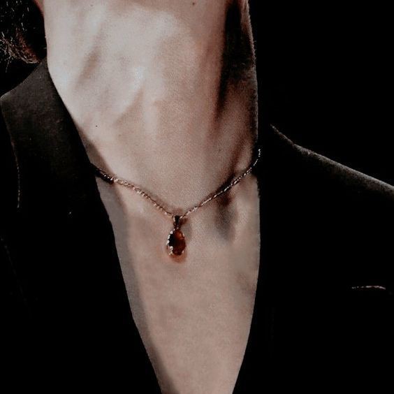 — Да уж. Все воскреснуть решили кроме меня. Зато я в постоянном отпуске и отдыхаю с Финни в ютной кровати. На улице слишком жарко чтобы выходить туда, под вентилятором определённо лучше. До сих пор не понимаю как <a href="/sport_cuss/">Спортивная мартышка</a> ходит постоянно в своём костюме, в нём же жарко...