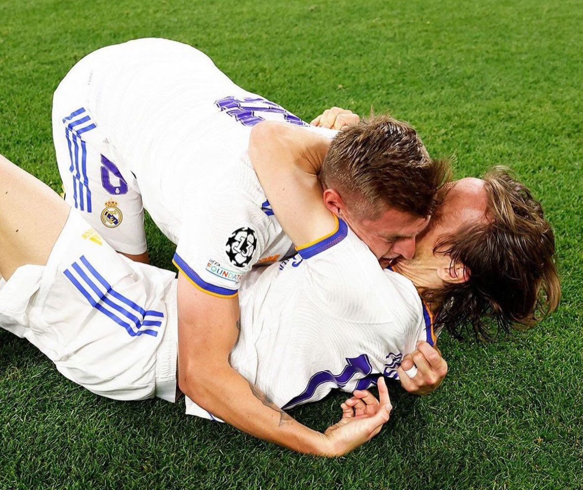 ⚪️🫂 Luka Modrić’s message for Toni Kroos.

“Having a hard time writing these words.
The football world is sad because a historic footballer is leaving, and I admit you, I am also very sad. Man you are a legend of this sport and a legend of Real Madrid.

I really enjoyed playing
