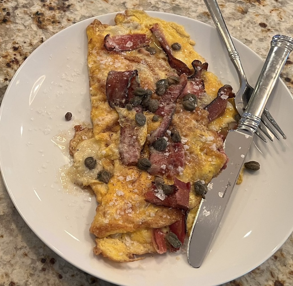 @nicknorwitz's recent post (below) reminded me of our 'unintentional omelet experiment' In June last year I was visiting Boston and @nicknorwitzphd made me this insanely amazing omelet with: - 🥚Eggs cooked in the bacon fat - 🥓Crispy bacon - 🧀 Truffle sheep cheese - 🟢Capers