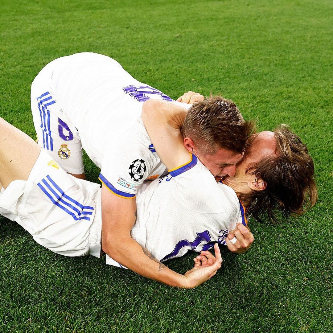 SeputarMadrid's tweet photo. 📲 Pesan perpisahan Luka Modrić untuk Toni Kroos melalui akun instagramnya:

"Dear Toni,
Sulit bagi saya untuk menulis kata-kata ini.
Dunia sepakbola sedang bersedih karena seorang pesepakbola yang bersejarah telah pergi, dan saya akui saya juga sangat sedih. Sahabatku, Anda adalah seorang legenda olahraga ini dan legenda Real Madrid.

Saya sangat menikmati bermain bersama denganmu. Sungguh merupakan satu kehormatan bisa berbagi lini tengah Real Madrid denganmu.

Anda memiliki kualitas-kualitas yang membuatmu menjadi seorang pemain yang unik dan istimewa, dan tidak akan pernah ada Toni Kroos yang lain.

Malam-malam Eropa yang tak terlupakan, gelar-gelar, keajaiban Bernabeu.... Kami tidak akan pernah melupakan masa keemasan di klub ini dalam hidup kami.

Anda telah meraih segalanya, tetapi masih ada satu lagi yang harus diraih. Bersama untuk yang ke-15.

Saya akan merindukanmu, temanku. Toni ❤️"