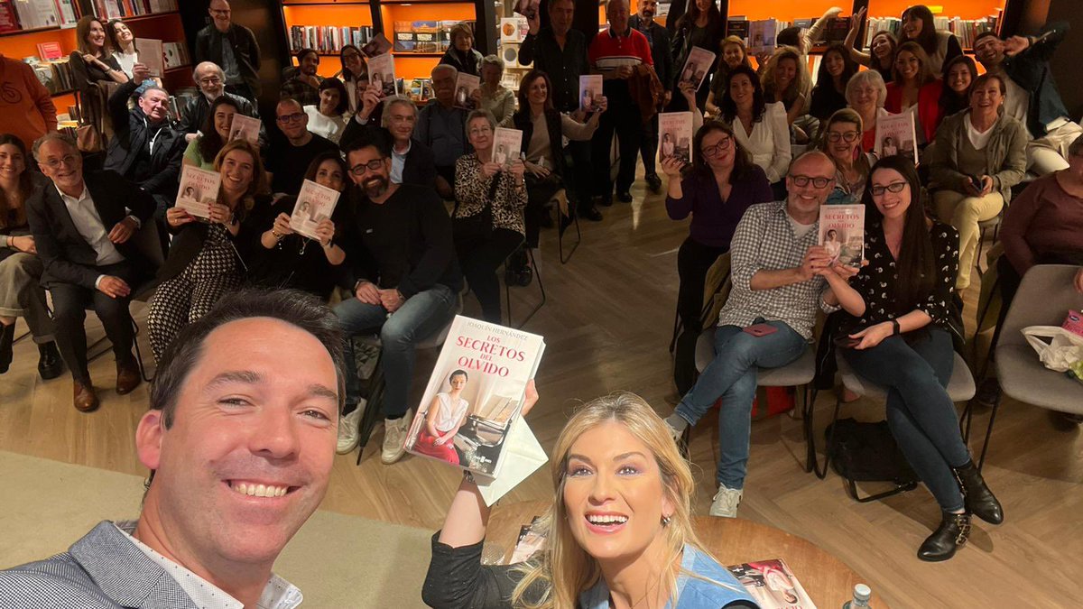 SandraGolpeA3TV's tweet photo. ¿Quién ha dicho que no es posible ser un gran comunicador televisivo, un escritor prometedor, además de padre, marido y excelente compañero? Pregúntenle a este chico 😜 Enhorabuena, @joaqhc !!!! #LosSecretosDelOlvido https://t.co/dA4FmA6YOM