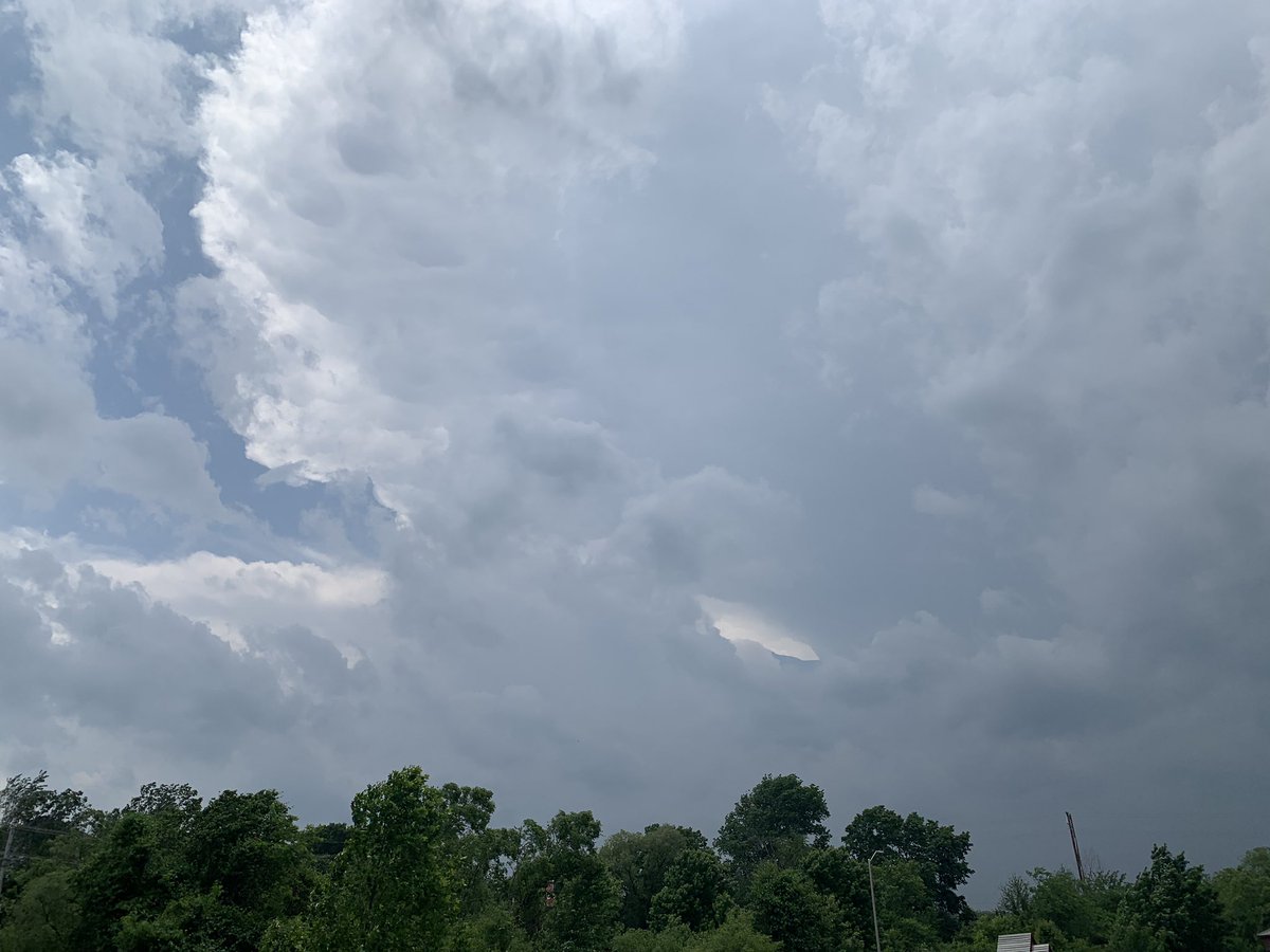 ScottAMinnick's tweet photo. Mammatus on the leading edge of the rapidly intensifying thunderstorms over western KC area. Indication of severe turbulence near the anvil. #turbulence #aviationweather #goaround https://t.co/vs0kWxhC6R